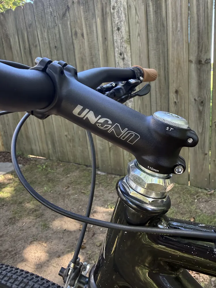 Black UNO 110 mm stem clamped above the chrome threaded headset.